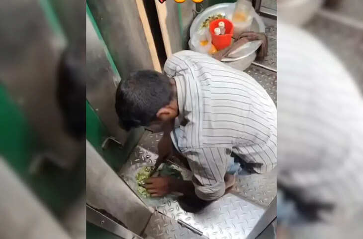 ट्रेन में शर्मनाक नजारा गंदे फर्श पर सब्जी काटते दिखा झालमुड़ी वाला, वायरल वीडियो देख भूल जाएंगे खाना&nbsp;
