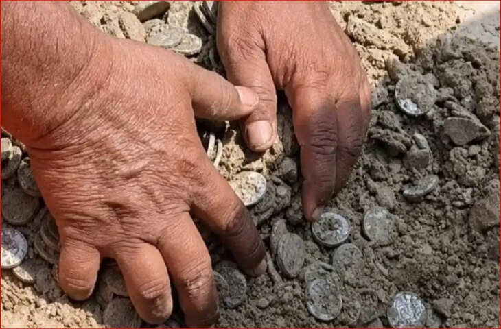 खेत की खुदाई में मिले 17वीं सदी के 330 से ज्यादा मुगलकालीन चांदी के सिक्के, गांव में मची अफरा-तफरी