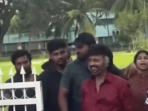 Rajinikanth: मैसूर में ऑटो से शूटिंग सेट पहुंचे सुपरस्टार, &lsquo;धर्मन&rsquo; में डॉक्टर का रोल निभाएंगे