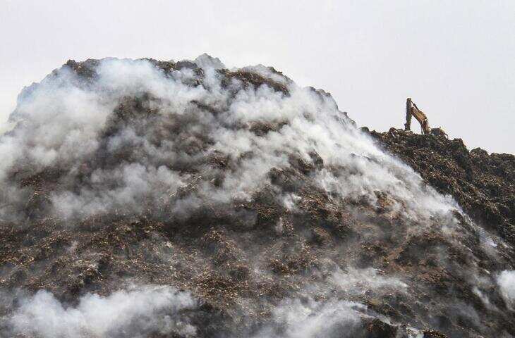 गुरुग्राम के बंधवारी लैंडफिल की आग बुझाई गई, लेकिन आसमान में जहरीला धुआं भरा रहा