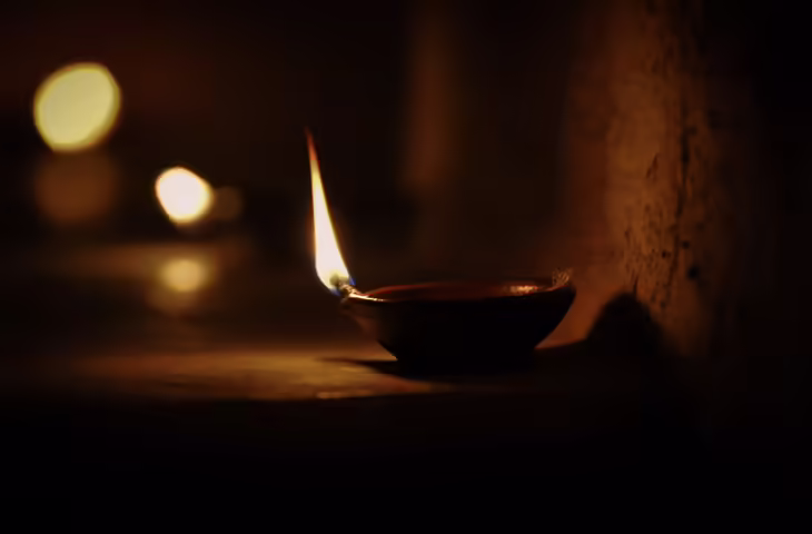 Vastu Tips: मुख्य द्वार पर दीया जलाते समय भूलकर भी न करें ये गलतियां, जानें सही नियम