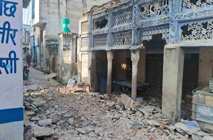 कोटपूतली-बहरोड़ में जर्जर मकान का छज्जा गिरा, वीडियो में देखें लैब टेक्नीशियन की मौत, जुड़वा बच्चे घायल 