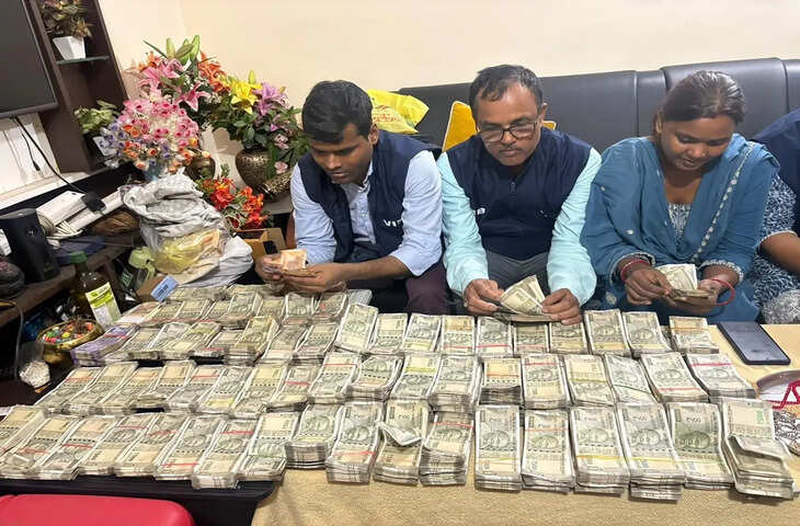 पटना ADM आपूर्ति रवींद्र दिवाकर के ठिकानों पर छापा, 39 लाख कैश समेत महंगी घड़ियां और ज्वेलरी बरामद