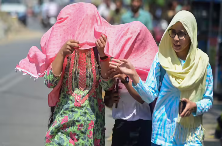 भीषण गर्मी का कहर, दो मिनट के वीडियो में देंखे 10 राज्यों में एक हफ्ते तक सूखा मौसम, तापमान 45&deg; के पार रहने की चेतावनी
