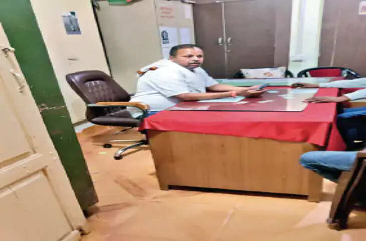 महिला सशक्तिकरण पर सवाल: नगरीय निकायों में महिला अधिकारियों की कुर्सियों पर बैठकर फाइलें देख रहे पुत्र और ठेकेदार, व्यवस्था पर उठे सवाल