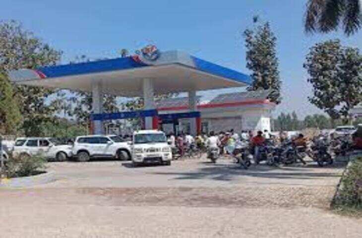 उत्तर प्रदेश में पेट्रोल-डीजल खत्म होने की अफवाह, कई जिलों में पेट्रोल पंपों पर उमड़ी भीड़