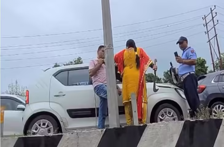 सड़क किनारे राहगीर पर महिला का डंडा, वीडियो देख सोशल मीडिया पर हंसी-ठहाका