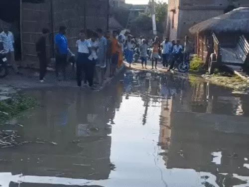 गोपालगंज के दियारा इलाके में बाढ़: सड़कों पर 5 फीट तक पानी, कई गांवों का संपर्क टूटा; मवेशियों के साथ तटबंधों पर पहुंचे लोग