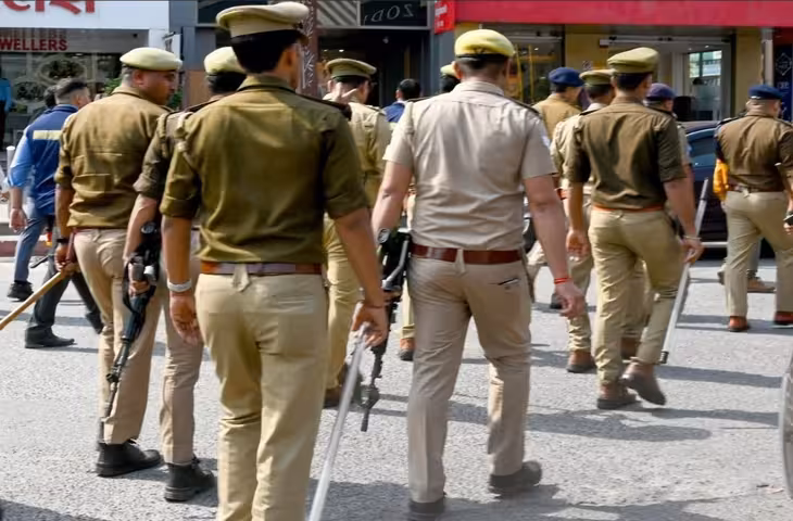बिहार के शिव मंदिर परिसर में थूकने और पेशाब करने का वीडियो वायरल, कैमरे में लड़कों की गालियां भी रिकॉर्ड