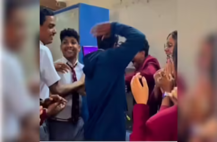 क्लासरूम में मारपीट देख सहम गए टीचर, पहले उठाने वाले थे हाथ, जब सच्चाई पता चली तो छात्रों को गले लगा लिया