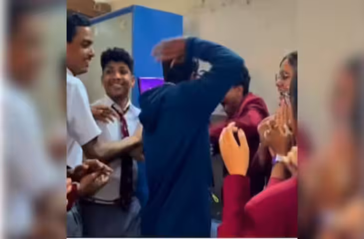 क्लासरूम में मारपीट देख सहम गए टीचर, पहले उठाने वाले थे हाथ, जब सच्चाई पता चली तो छात्रों को गले लगा लिया