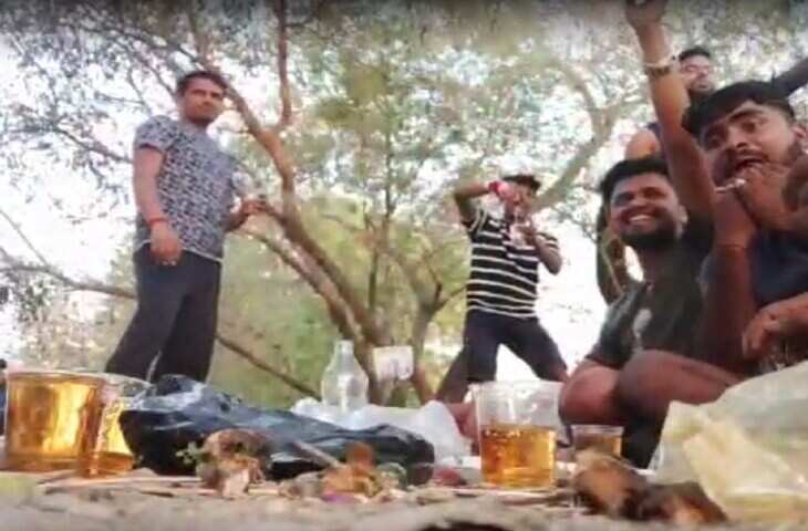 गरीबों के बीच खाना नहीं, शराब बांटने का दावा! वीडियो सामने आने के बाद सोशल मीडिया पर छिड़ी बहस