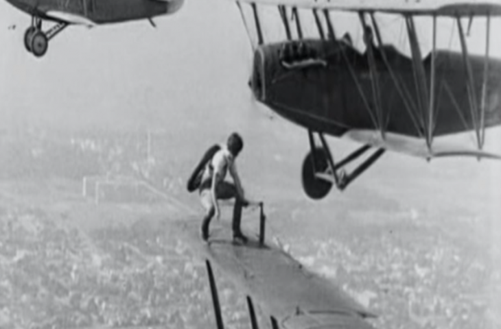 महिला की गजब बहादुरी, हजारों फीट ऊपर हवा में बदल दिया उड़ते प्लेन का पहिया, बिना रस्सी किया स्टंट