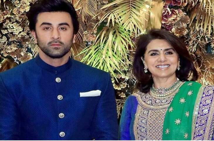 मुंबई में नीतू कपूर और रणबीर कपूर का क्यूट अंदाज, पैपराजी के सामने साथ में किए डांस स्टेप्स, सोशल मीडिया पर वायरल वीडियो