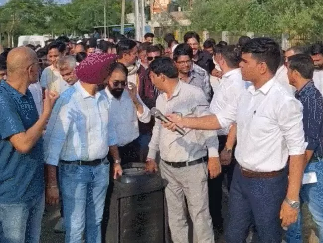जिस जमीन पर 17 करोड़ का लोन, उसकी मुफ्त रजिस्ट्री क्यों? 2,102 हितग्राही बैंकों से ले चुके 175 करोड़ का कर्ज, सरकार खर्च करेगी ₹3,800 करोड़