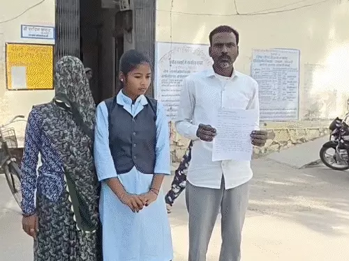 एडमिट कार्ड नहीं मिला तो पहले ही दिन छूटी बोर्ड परीक्षा, वीडियो में देखें रोने लगा पिता, बोले हमारी बेटी का भविष्य खराब हो जाएगा