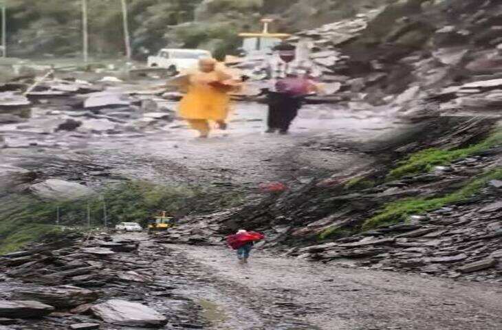 Rescue Viral Video: जान हथेली पर रखकर 7 महीने के मासूम को बचाया, पत्थरों की बारिश के बीच इंसानियत की मिसाल बना वीडियो​​​​​​​