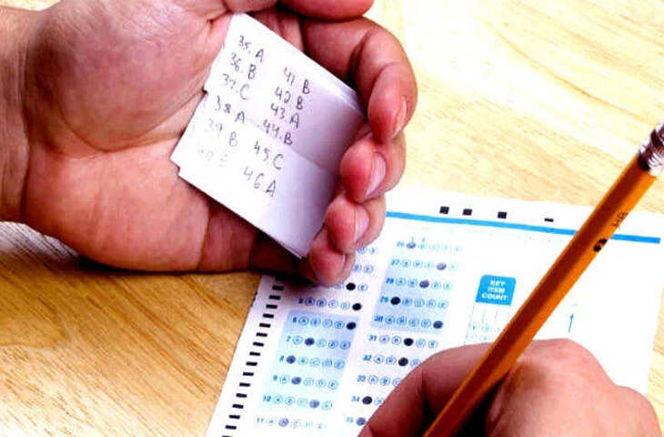 पुलिस परीक्षा केंद्रों पर अभ्यर्थियों की तलाशी के साथ नकल कराने वालों पर भी नजर रखेगी.