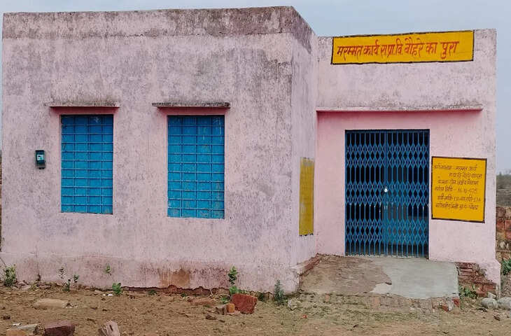 सरमथुरा ब्लॉक के स्कूलों में शिक्षण व्यवस्था पर सवाल, कई विद्यालयों में देरी से पहुंचे शिक्षक, कुछ पर लटके मिले ताले