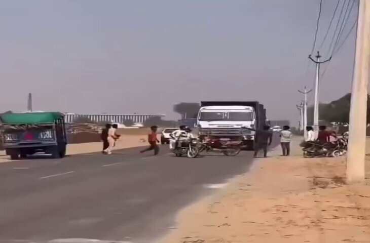 Viral Video: सड़क पर बाइक से हंगामा कर रहे युवकों को जेसीबी ने सिखाया सबक, देखते रह गए लोग
