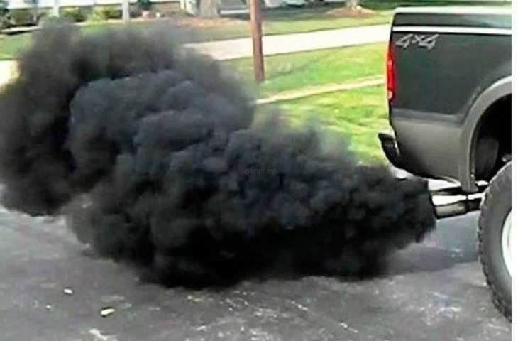 अगर आपकी कार भी छोड़ रही है ज्यादा धुआं, तो इन बातों का रखें खास ध्यान