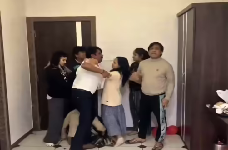 होटल में पत्नी को प्रेमी संग पकड़कर पति का फूटा गुस्सा, बीच सड़क हुई कुटाई, वीडियो वायरल