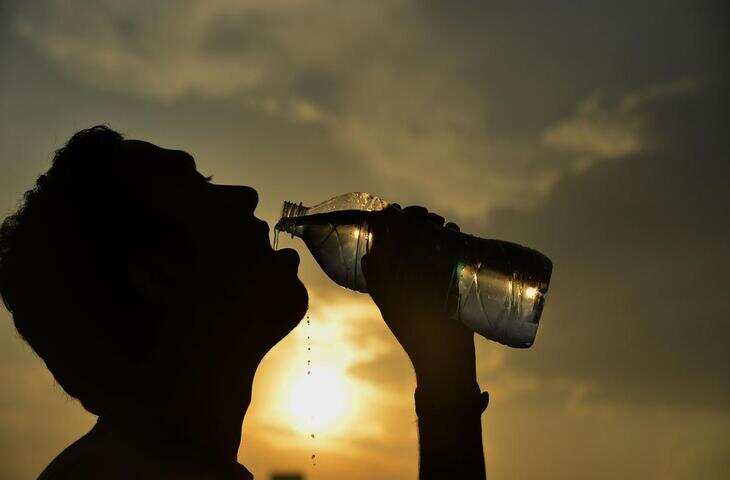 गर्मी के कारण शहर में गर्मी का तापमान बढ़ रहा 