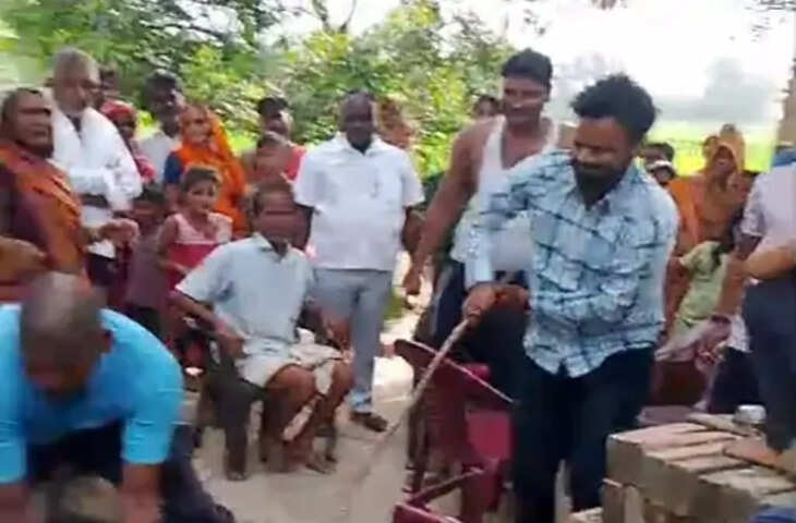 भदोही में नाबालिग लड़के की पिटाई का वीडियो वायरल, नाबालिग लड़की से गलत व्यवहार का आरोप; पुलिस ने की कार्रवाई