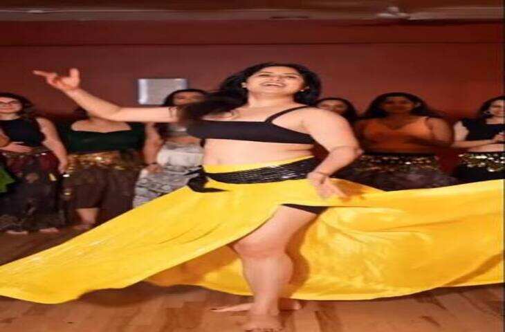 'शीला की जवानी' पर पहले शर्माई लड़'शीला की जवानी' पर पहले शर्माई लड़की, फिर लगाए ऐसे ठुमके कि देखते रह गए लोगकी, फिर लगाए ऐसे ठुमके कि देखते रह गए लोग