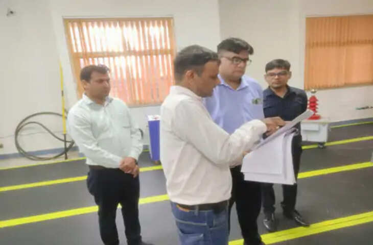 बुलंदशहर के सिकंदराबाद विद्युत विभाग के अधिशासी अभियंता (XEN) पर बड़ी कार्रवाई हुई है। 6000 KVA बिजली कनेक्शन के आवेदन में अनावश्यक आपत्तियां लगाने के मामले में एक्सईएन को निलंबित कर दिया गया है। विभागीय जांच के बाद यह कार्रवाई की गई है।  आरोप है कि सिकंदराबाद के एक्सईएन ने कनेक्शन प्रक्रिया को अनावश्यक रूप से लंबित रखा और आवेदक को परेशान करने वाली आपत्तियां लगाईं। मामले की शिकायत मिलने के बाद उच्च अधिकारियों ने इसकी जांच कराई, जिसमें लापरवाही सामने आने पर निलंबन की कार्रवाई की गई।  6000 KVA कनेक्शन आवेदन में बरती गई लापरवाही  जानकारी के अनुसार, एक उपभोक्ता ने 6000 KVA क्षमता के विद्युत कनेक्शन के लिए आवेदन किया था। इस आवेदन की प्रक्रिया के दौरान कई ऐसी आपत्तियां लगाई गईं, जिन्हें विभागीय जांच में अनावश्यक माना गया।  आवेदन को समय पर निस्तारित नहीं किए जाने और प्रक्रिया में देरी को लेकर शिकायत की गई थी। इसके बाद अधिकारियों ने मामले की जांच शुरू की।  जांच के बाद हुई कार्रवाई  विभागीय अधिकारियों ने मामले की जांच में पाया कि कनेक्शन आवेदन के निस्तारण में निर्धारित प्रक्रिया का सही तरीके से पालन नहीं किया गया। जांच रिपोर्ट के आधार पर सिकंदराबाद के एक्सईएन को दोषी मानते हुए निलंबित कर दिया गया।  अधिकारियों का कहना है कि विद्युत विभाग में उपभोक्ता सेवाओं को प्राथमिकता दी जा रही है। किसी भी अधिकारी या कर्मचारी की ओर से लापरवाही या अनावश्यक देरी किए जाने पर कार्रवाई की जाएगी।  उपभोक्ता सेवाओं को लेकर सख्ती  विद्युत विभाग लगातार यह प्रयास कर रहा है कि नए कनेक्शन और अन्य सेवाओं से जुड़े मामलों का निस्तारण तय समय सीमा में किया जाए। अधिकारियों को निर्देश दिए गए हैं कि उपभोक्ताओं को बेवजह परेशान न किया जाए और नियमों के अनुसार कार्यवाही की जाए।  सिकंदराबाद एक्सईएन पर हुई कार्रवाई को विभाग में जवाबदेही तय करने की दिशा में महत्वपूर्ण कदम माना जा रहा है। विभाग ने संकेत दिए हैं कि भविष्य में भी शिकायतों और कार्यप्रणाली में लापरवाही मिलने पर सख्त कार्रवाई की जाएगी।  फिलहाल निलंबन के बाद मामले की आगे की विभागीय प्रक्रिया जारी रहेगी। इस कार्रवाई से विद्युत विभाग के अन्य अधिकारियों और कर्मचारियों को भी कार्यप्रणाली में सुधार का संदेश दिया गया है।