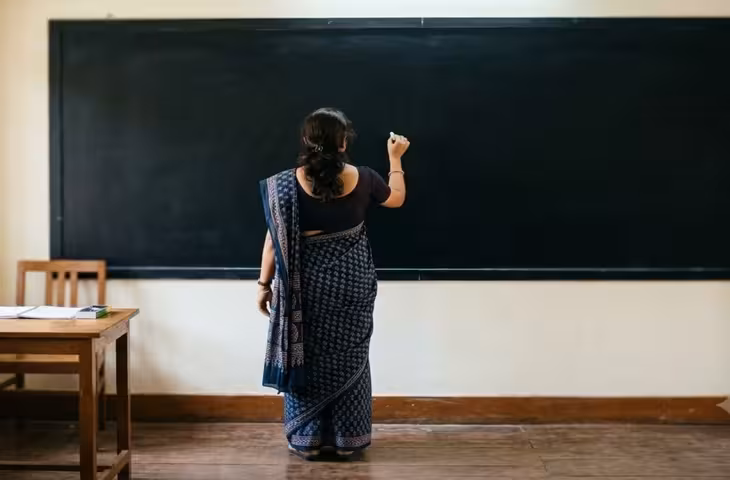 झारखंड हाईकोर्ट का बड़ा फैसला: पूर्वी सिंहभूम के पारा शिक्षकों को राहत, सेवा से हटाने का आदेश रद्द