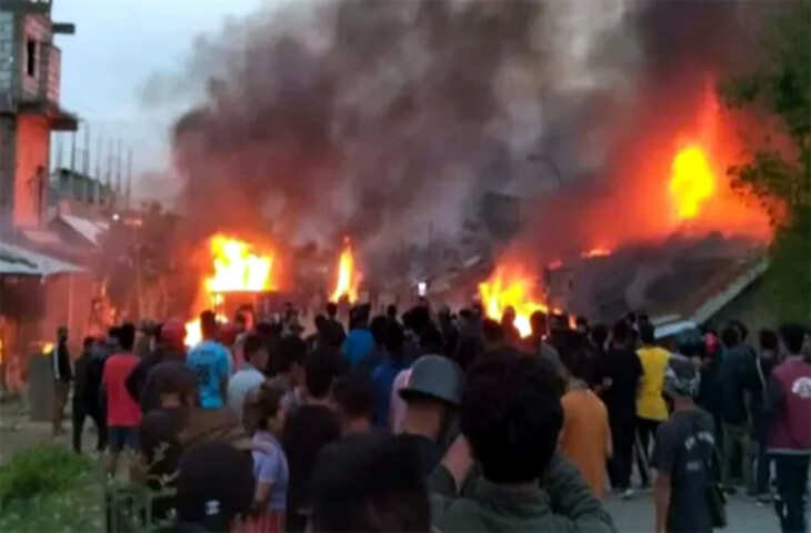 Manipur Crisis: उग्रवादियों ने फैलाया आतंक घरों में आगजनी, प्रशासन ने दिए 5 दिन की नेटबंदी के आदेश&nbsp;