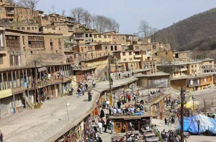 इस गांव में सड़कों की जगह छतों से गुजरते हैं लोग, अनोखी व्यवस्था देखकर हैरान रह जाते हैं पर्यटक