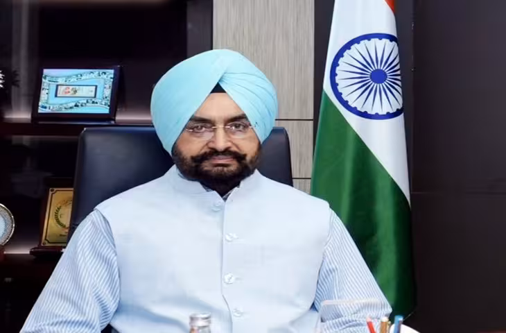 दिल्ली SIR में बड़े नेताओं के बाद निर्वाचन आयुक्त एसएस संधू भी नोटिस की सूची में, वोटर लिस्ट और फॉर्म में नाम का अंतर