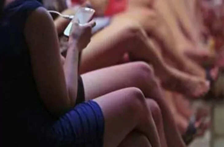 स्पा सेंटर में चल रहा था देह व्यापार ग्राहक बनकर पहुंची पुलिस, अचानक कार्रवाई कर पांच युवतियों सहित 9 लोग पकड़े