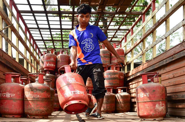 LPG Cylinder Rate Today: एलपीजी सिलेंडर को लेकर आई बड़ी राहत, जानिए आज आपके शहर में कितना हुआ नया रेट