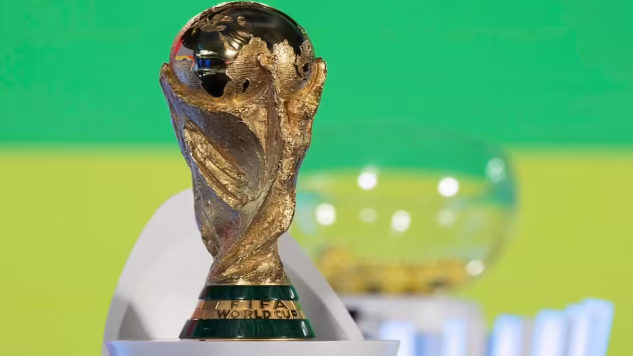 फुटबॉल या क्रिकेट, किसमें है ज्यादा पैसा? FIFA World Cup 2026 जीतने वाली टीम की पुरस्कार राशि जानकर उड़ जाएंगे होश