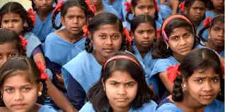 Udaipur उदयपुर  में बालिकाओं के साथ ग्रामीणों ने किया स्कूल बंद