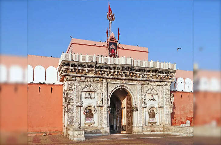 आखिर करणी माता मंदिर में कहां से आए 30,000 से भी ज्यादा चूहे ? जानिए यहां क्यों पैर उठाकर नहीं चल सकते लोग&nbsp;