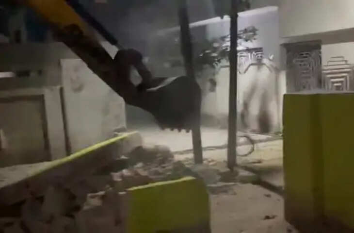 बिजनौर में पीर बाबा मजार के रास्ते की दीवार पर बुलडोजर कार्रवाई, प्रशासन-नेता में तीखी नोकझोंक