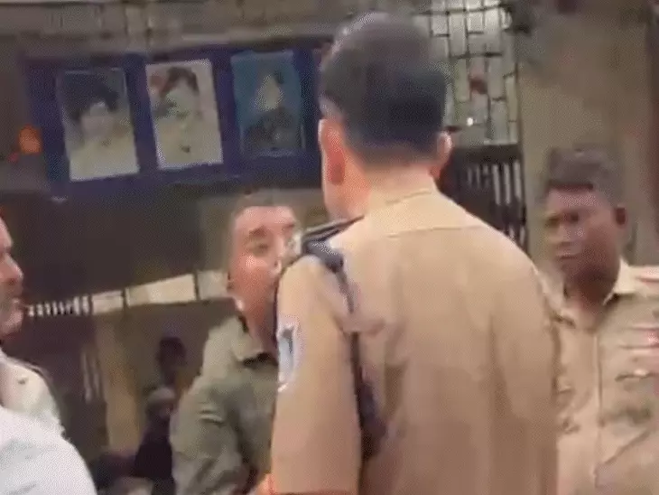 रीवा में थाने के गेट पर भाजपा नेता और थाना प्रभारी में बहस: नशीली कफ सिरप आरोपी के समर्थन में पहुंचे थे नेता