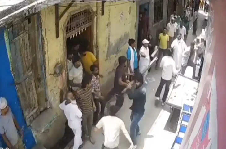 बागपत में कस्टम अधिकारी के घर हमला, लाठी-डंडों से जमकर पीटा; CCTV में कैद हुई वारदात