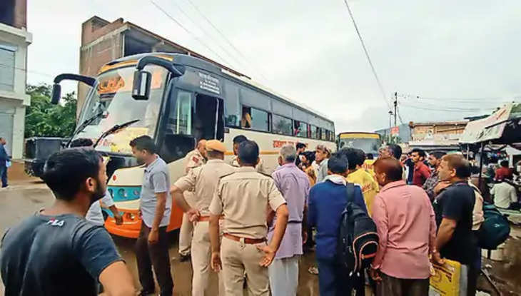 Sikar लोक परिवहन बस में क्षमता से अधिक यात्री पाए जाने पर जुर्माना लगाया गया