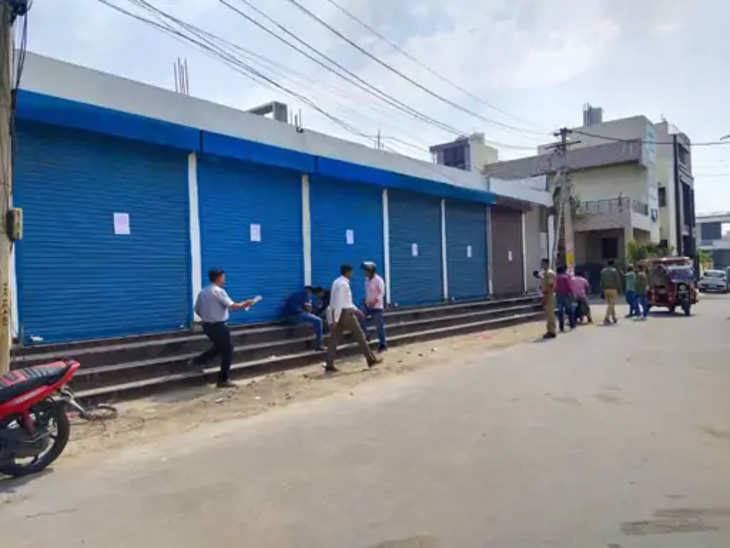 Ajmer वैशाली नगर चौधरी कॉलोनी में कार्रवाई : निगम प्रशासन ने बिना स्वीकृति के बनी 7 दुकानों को सीज कर दिया