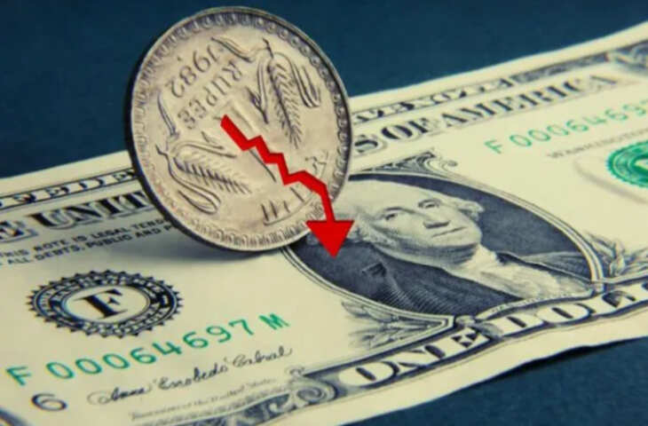 Indian Rupee Crash: 10 साल में सबसे कमजोर हुआ रुपया, क्या और गिरेगा? एक्सपर्ट्स ने बताया आगे का ट्रेंड