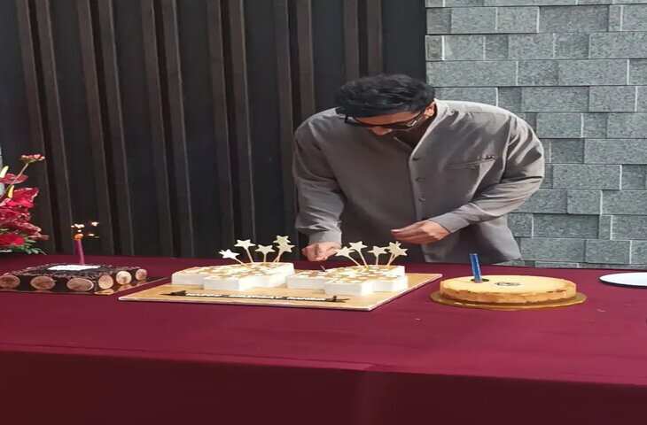 Ranbir Kapoor Birthday: बर्थडे पर अकेले केक काटते दिखे रणबीर कपूर, आलिया भट्ट को लेकर वायरल हुआ वीडियो