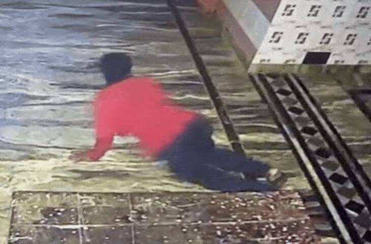 बुर्जा वाले हनुमान मंदिर में चोरी, जंगला काटकर घुसे 3 चोर; CCTV पर डाला कपड़ा