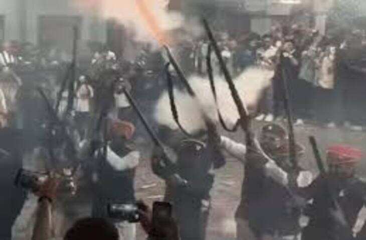 451 साल पुरानी परंपरा, वीडियो में जाने उदयपुर के मेनार गांव में खेली गई बारूद की होली, महायुद्ध जैसा दिखा नजारा