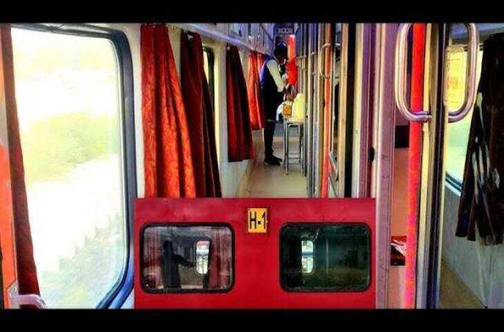 Viral Video: ट्रेन के फर्स्ट AC कोच को बना दिया सुहागरात का कमरा, देखकर यूजर्स बोले- ऐसा पहली बार देखा