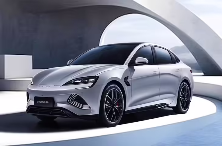 इलेक्ट्रिक कार खरीदना हो सकता है महंगा! BYD ने बढ़ाईं गाड़ियों की कीमतें, ग्राहकों पर बढ़ेगा बोझ